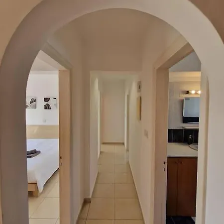Dora - Royal Villa Klorakas