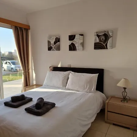Dora - Royal Villa Klorakas